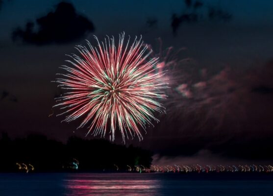 Vuurwerk in de nacht lucht