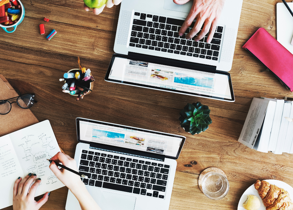 Mensen op kantoor met laptops