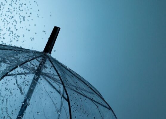 Regen met paraplu